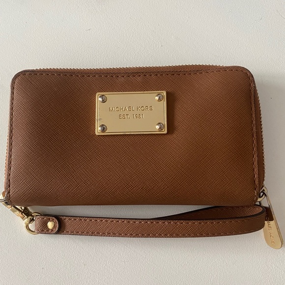 MICHAEL KORS JET SET ZIP AROUND WRISTLET WALLET (brown leather) - Picture 2 of 6